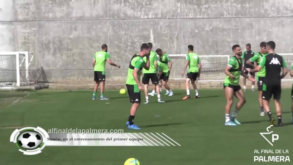 El defensa del filial Simón se entrena con el primer equipo del Betis