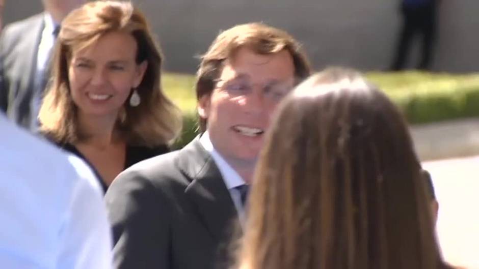 Almeida bromea con los periodistas tras su encuentro con el emir de Qatar y propietario del PSG