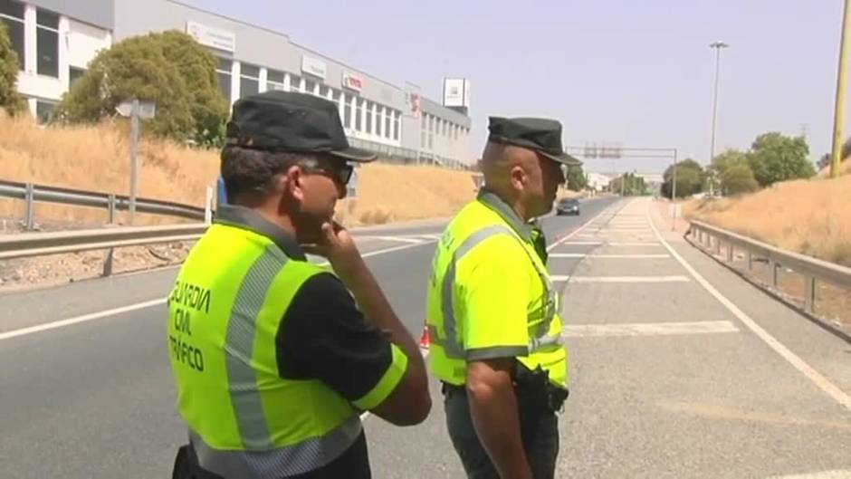 Una fotografía de cartón de un coche de la Guardia Civil a tamaño real consigue que los conductores reduzcan la velocidad