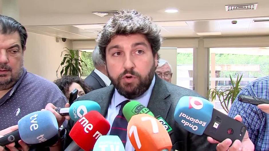 López Miras insinúa que algunos "intentan beneficiarse" de que haya peces muertos