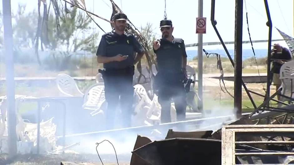 Un herido grave en el incendio intencionado de dos chiringuitos en Almenara