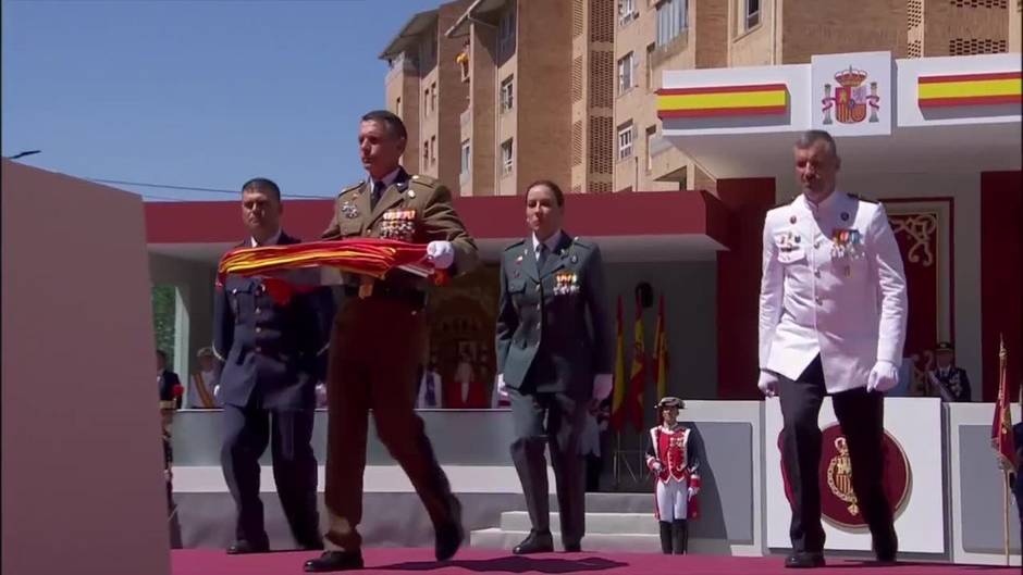 Los Reyes presiden un multitudinario desfile por el Día de las Fuerzas Armadas