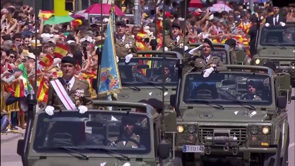 Los Reyes presiden el desfile por el Día de las Fuerzas Armadas en Huesca