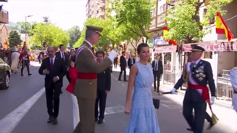 La reina Letizia deslumbra con su vestido de lunares en el Día de las Fuerzas Armadas