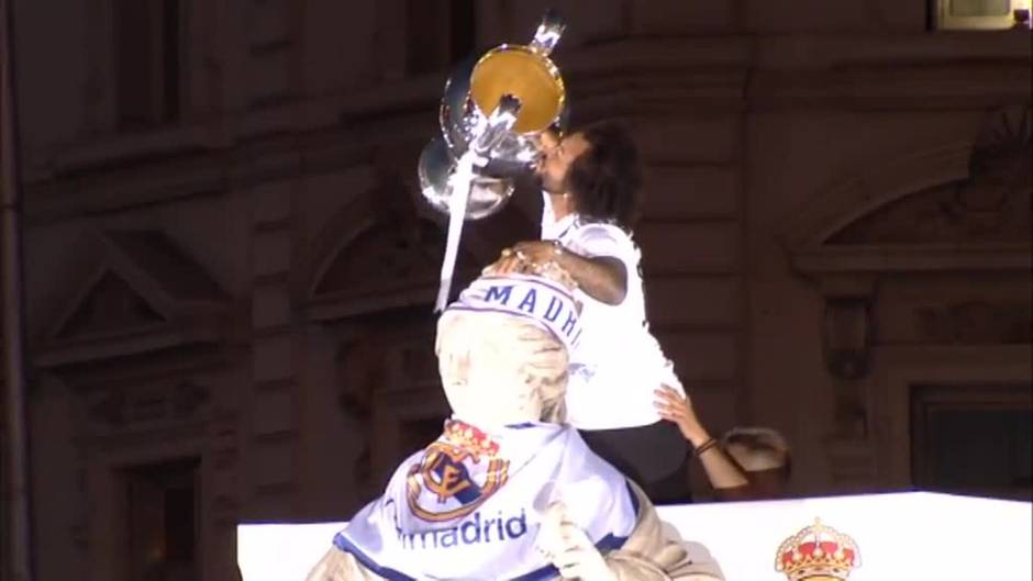 Marcelo levanta la decimocuarta copa de Europa ante la diosa Cibeles