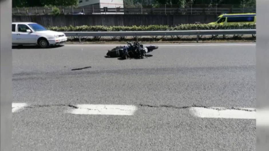 Buscan al conductor que huyó tras atropellar a un motorista en la autovía de Pontevedra