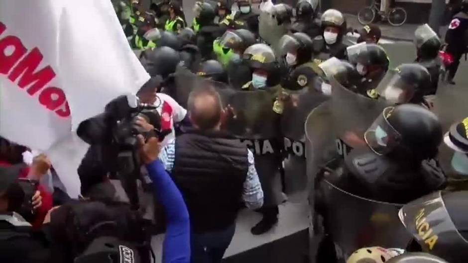 Manifestantes en una protesta contra el Gobierno se enfrentan con la Policía en Lima