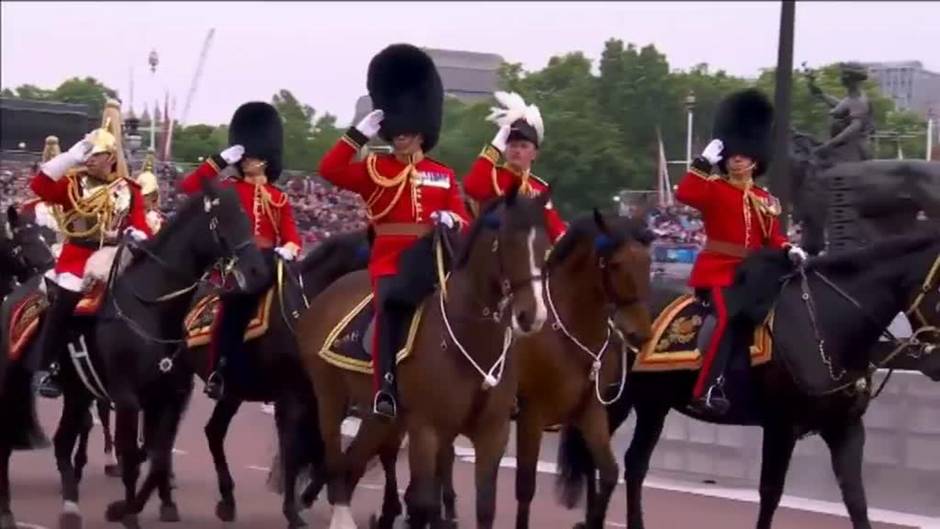 Una Isabel II rejuvenecida gracias a la tecnología encabeza el desfile del Jubileo de Platino