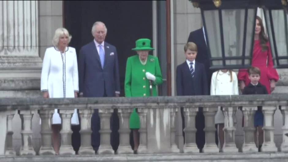 La reina Isabel II aparece sonriente en el balcón en las celebraciones del Jubileo