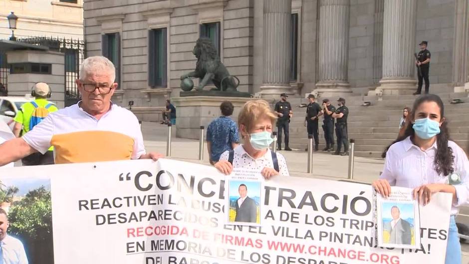 Familiares de los fallecidos en el Villa del Pitanxo se concentran delante del Congreso