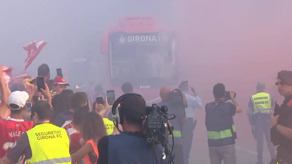 Caluroso recibimiento de la afición del Girona antes de la final del ascenso a Primera División