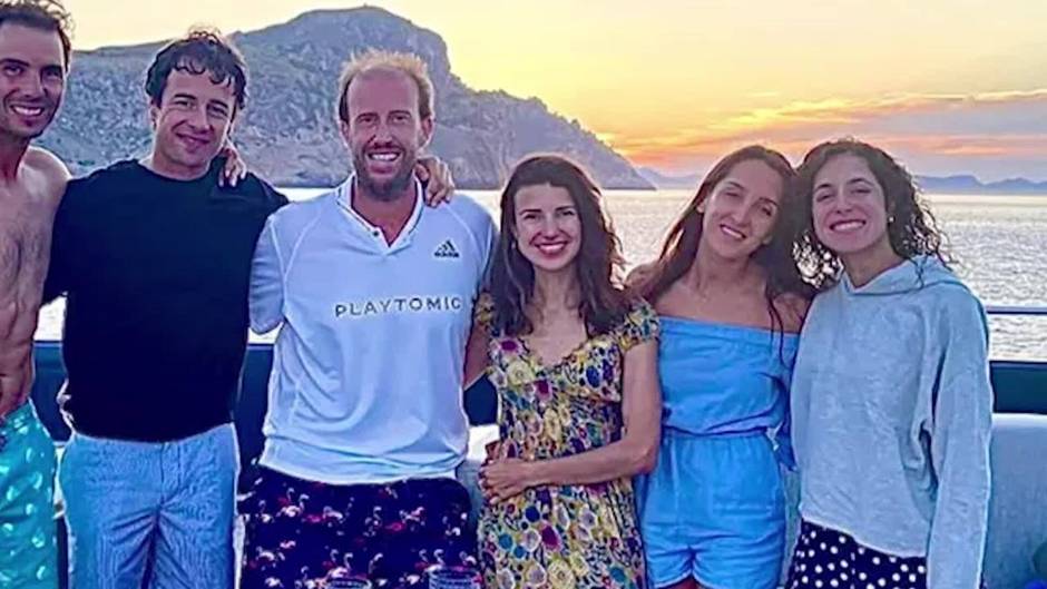 Nadal surca las aguas de Mallorca con sus amigos y su mujer Mery Perelló