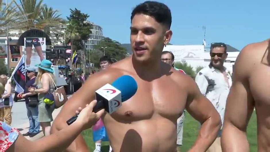 El desfile del Orgullo LGTBi ondea la bandera multicolor en Sitges