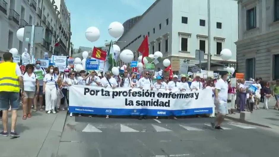 Miles de profesionales de la enfermería protesta contra la precariedad del sector