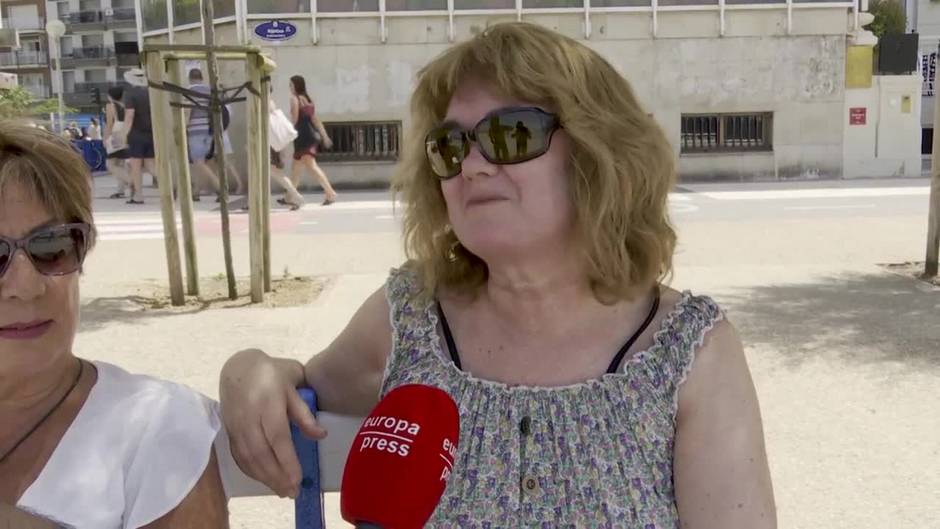 Chapuzón en la playa de la Concha para combatir los más de 40º en San Sebastián este sábado