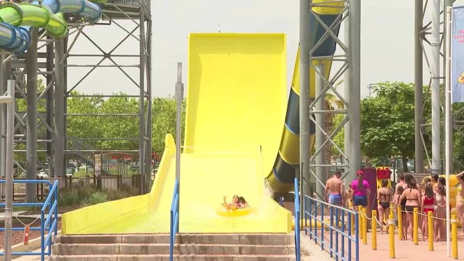 Cientos de personas disfrutan de un día de parque acuático en Aquopolis Villanueva