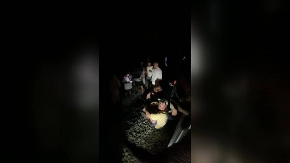 Casi mil pasajeros acaban de madrugada tirados en las vías por una avería