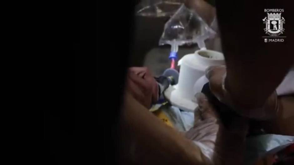 Los Bomberos rescatan a un niño cuyo brazo quedó atrapado en el sumidero de una piscina