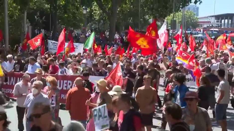 Multitudinaria protesta contra la celebración de la cumbre de la OTAN en Madrid