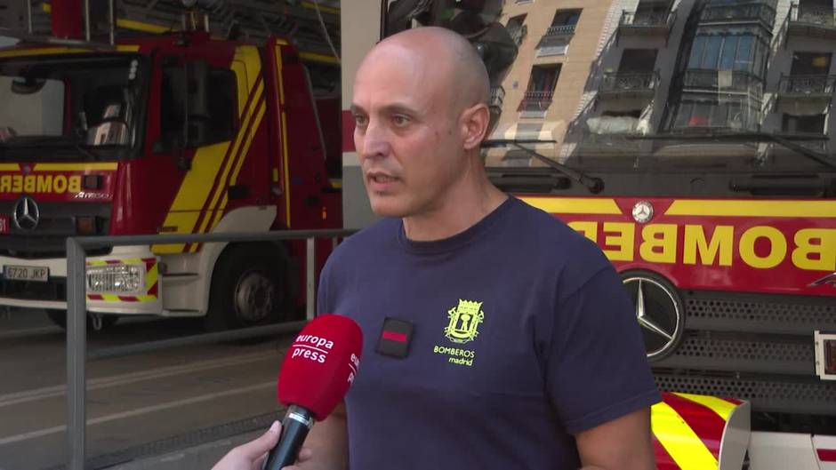 Bombero detalla las complicaciones para picar el suelo bajo el agua para liberar a un niño