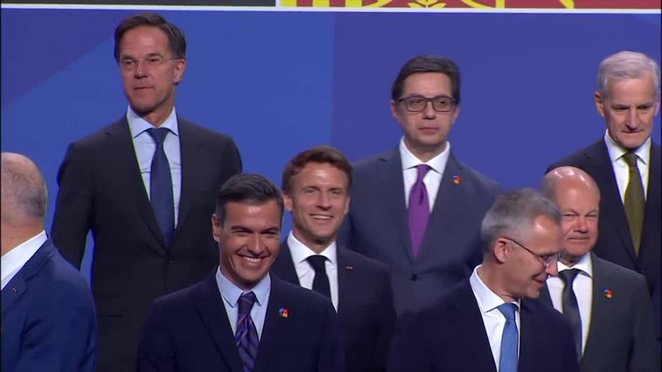 Los líderes mundiales posan en una foto de familia en la Cumbre de la OTAN