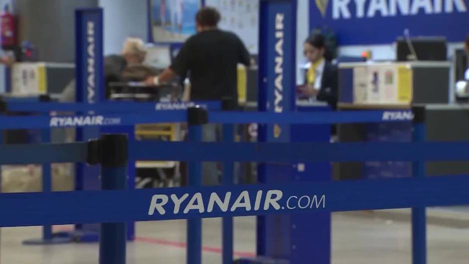 Comienza la operación salida marcada por la huelga de Ryanair y las esperas en el aeropuerto