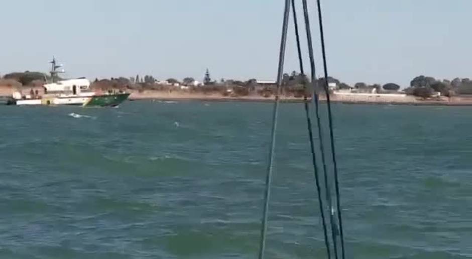 Rescatan a tres personas en un velero a la deriva en Chipiona