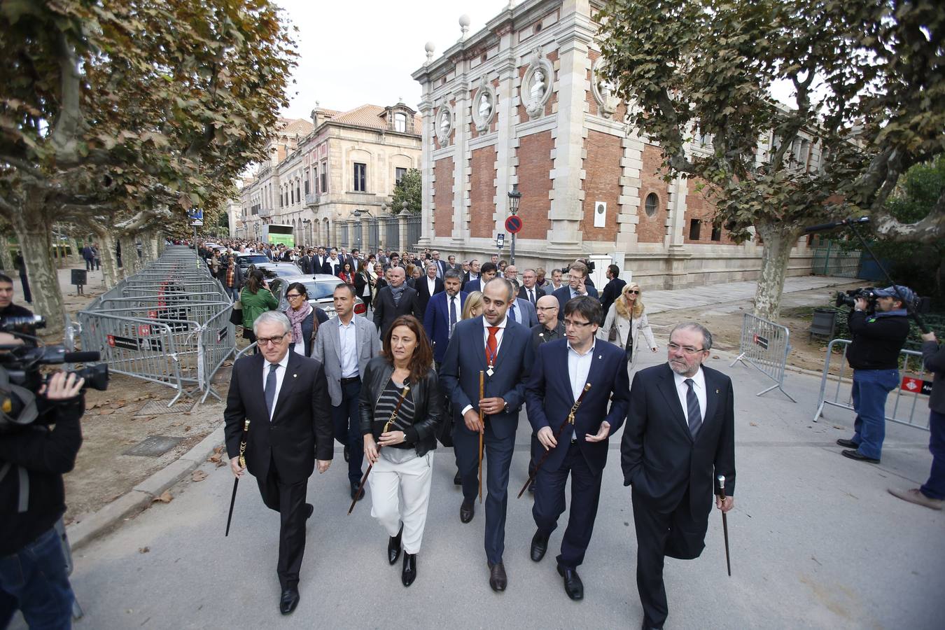 La comparecencia de Artur Mas, en imágenes. El presidente de la Generalitat ha comparecido hoy ante el Tribunal Superior de Justicia de Cataluña (TSJC) acompañado por 400 alcaldes soberanistas y miembros del gobierno catalán