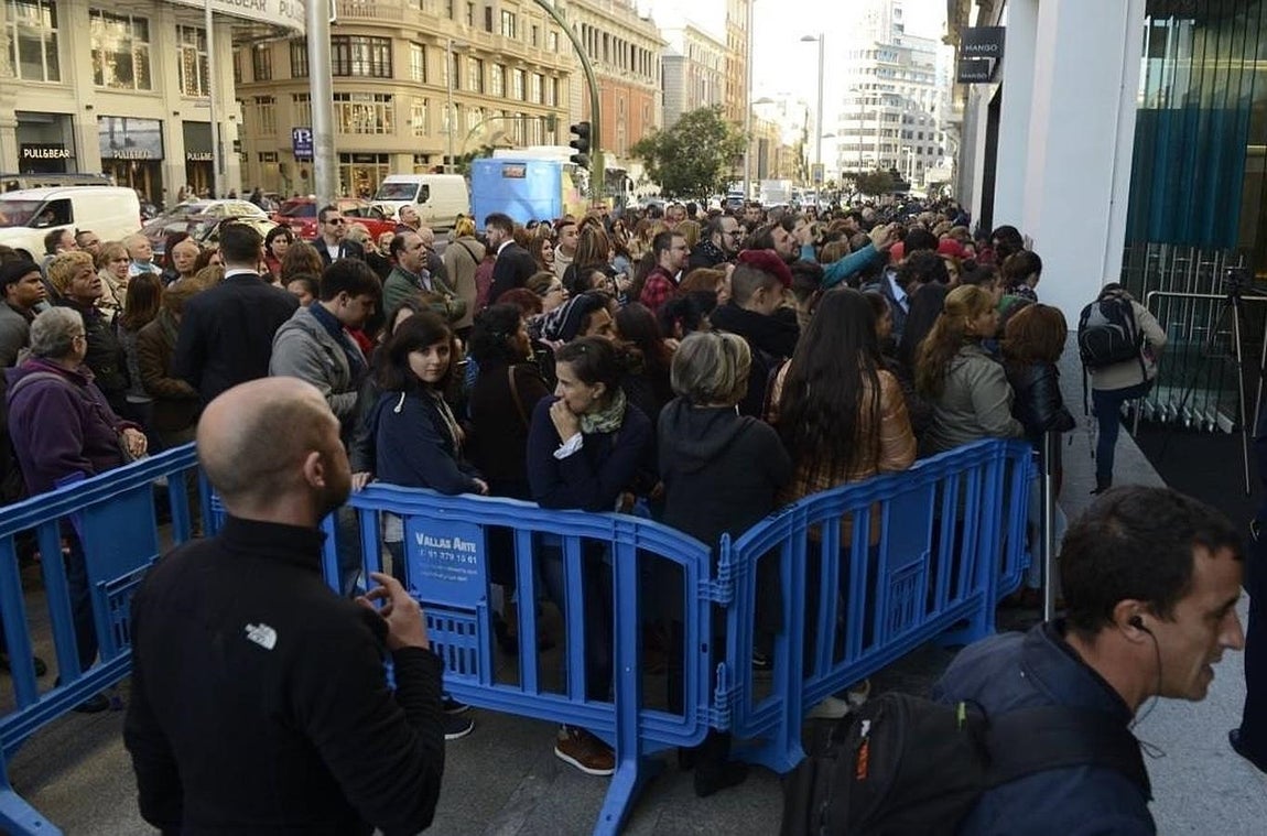 2.. Las colas antes de las 11 de la mañana daban la vuelta a la manzana