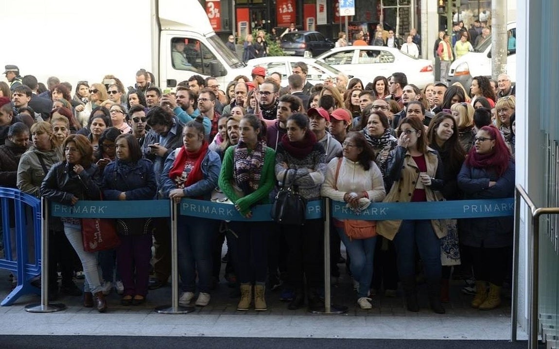 6.. La nueva tienda de Primark, coronada con una cúpula de 30 metros de diámetro, comparte edificio y «casero» con sus rivales H&amp;M, Mango y Lefties (de Inditex)