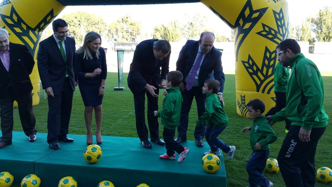 Entrega de carnés a la Escuela de Fútbol del Toledo