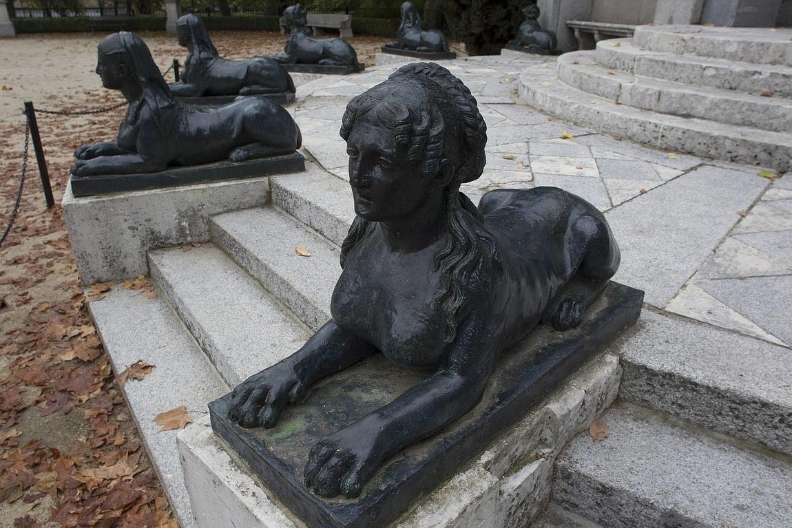 15. Entre los «caprichos» con que la duquesa de Osuna, María Josefa Alonso Pimentel, adornó sus jardines, los hay dedicados a la ciencia, la milicia, los viajes, el amor y el lujo, o la vejez