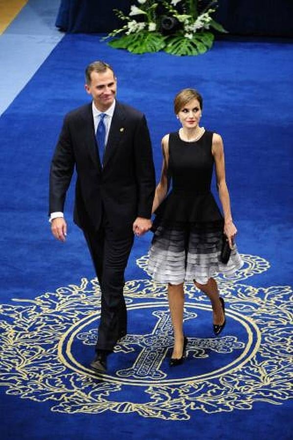 03 El Rey Felipe optó por un traje de chaqueta oscuro. 