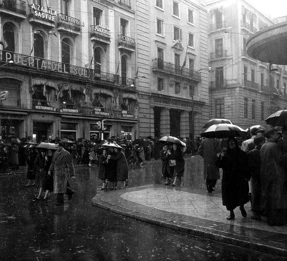 15.. Lluvia en la Semana Santa de 1958, en la Puerta del Sol