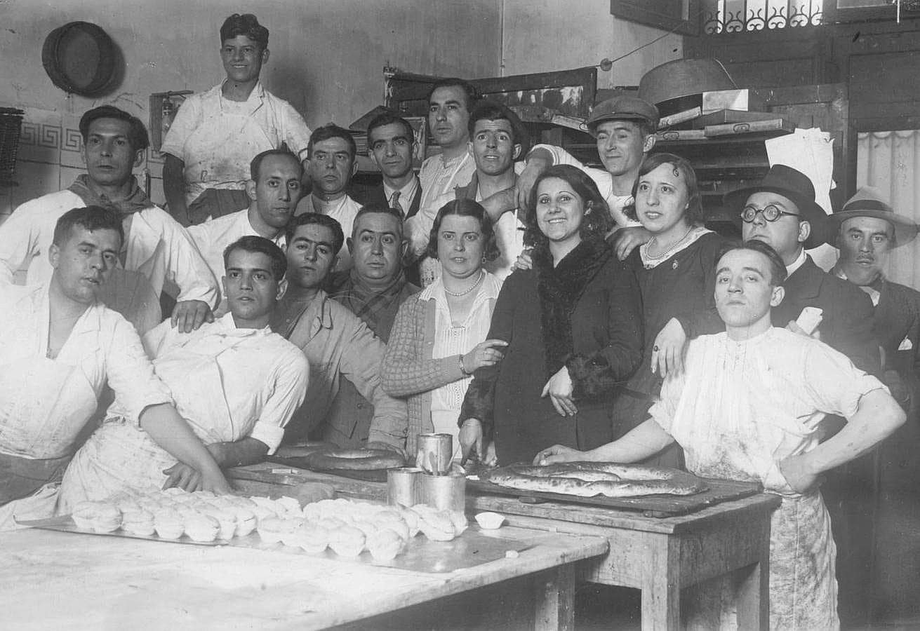 8.. Empleados de una pastelería de la Puerta del Sol agraciados con el segundo premio del Sorteo de Navidad en 1930