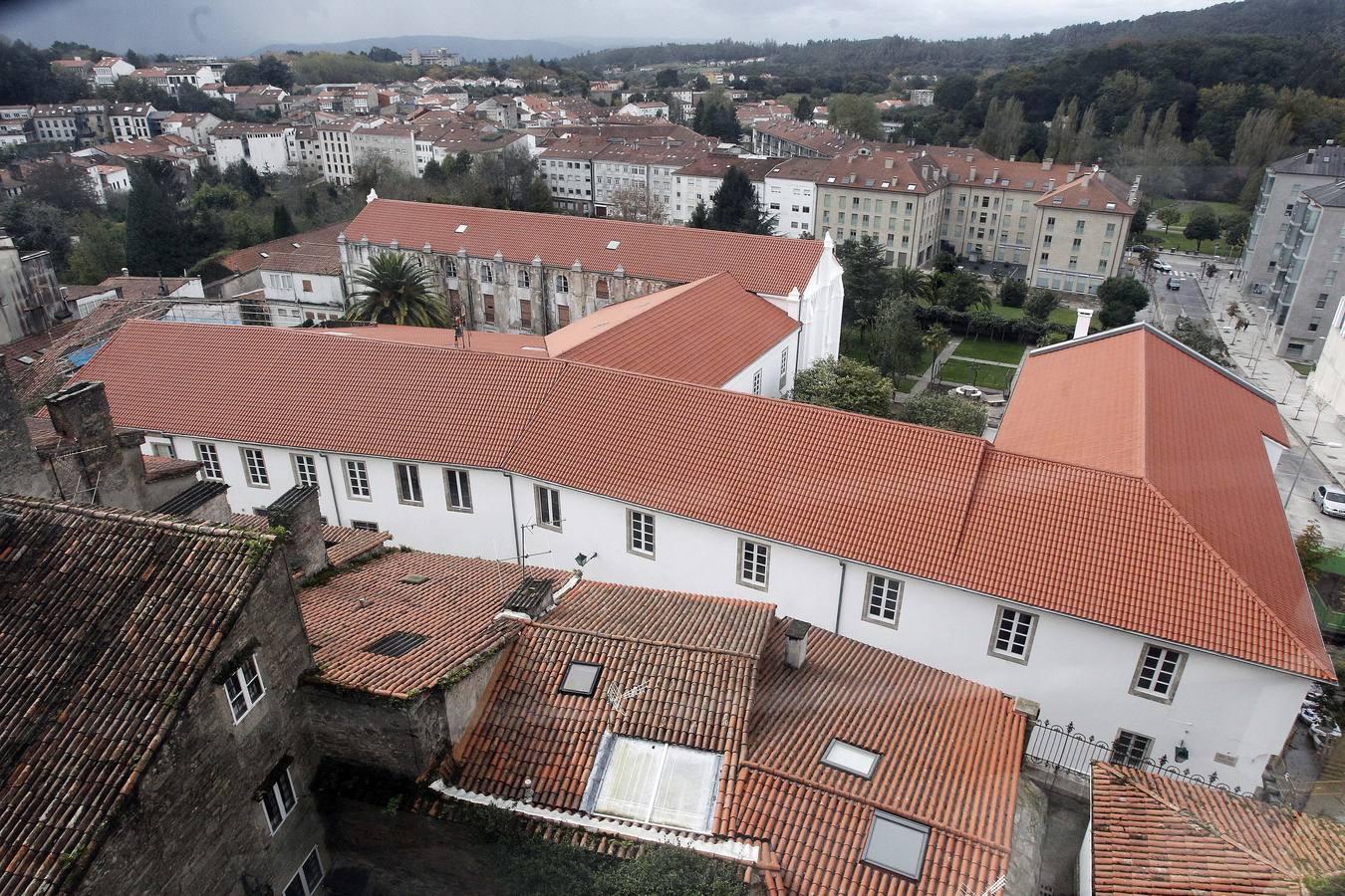 El edificio se encuentra muy próximo a la plaza del Obradoiro, en una calle junto al Hostal de los Reyes Católicos. 