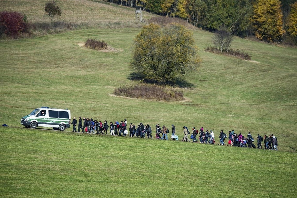 La Policía conduce a un grupo de refugiados a un centro de acogida de Wegscheid, en Alemania. 