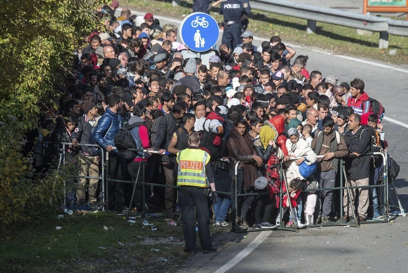 Un grupo de refugiados espera en la frontera entre Austria y Alemania en Passau