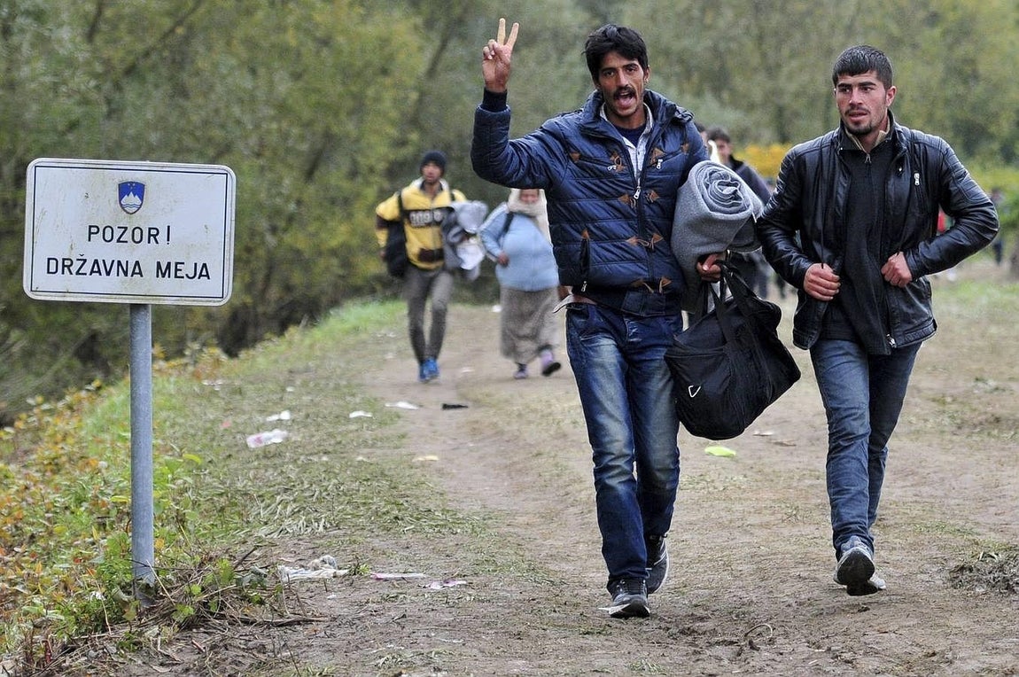 Un grupo de refugiados se dirige a centros de acogida en la frontera con Croacia en Rigonice, en Eslovenia. 
