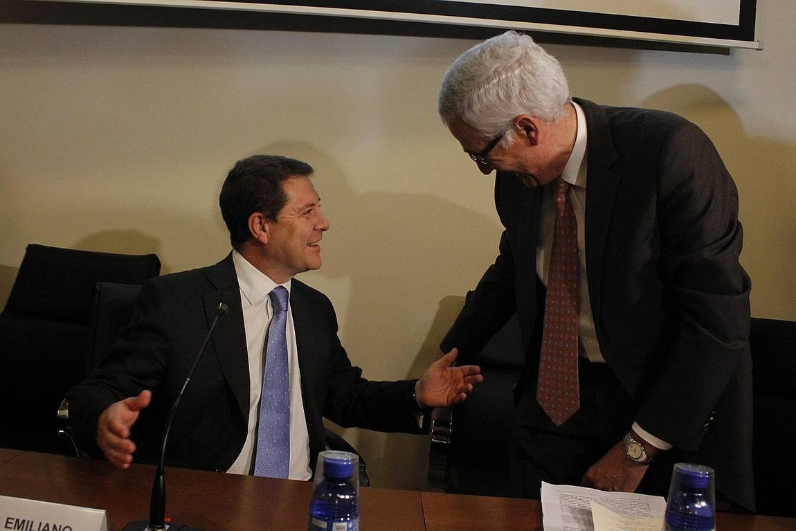 El presidente de la Junta, Emiliano García-Page, con el presidente del Colegio de Médicos. 