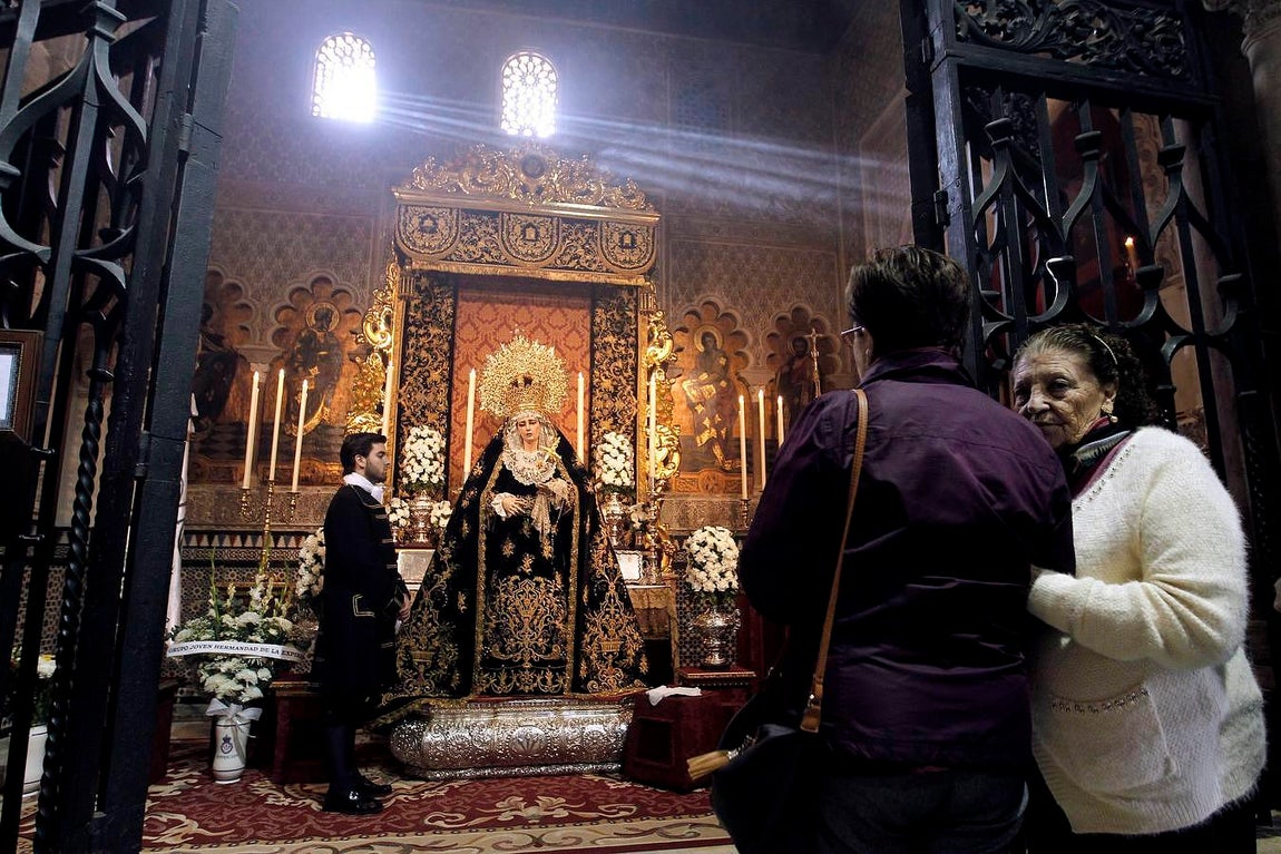 Besamanos de la Virgen del Rosario en la Iglesia de San Pablo