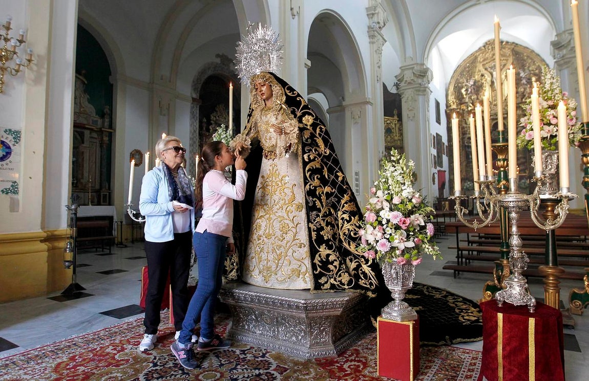 Besamanos de la Virgen de la Caridad en la Iglesia de San Andrés