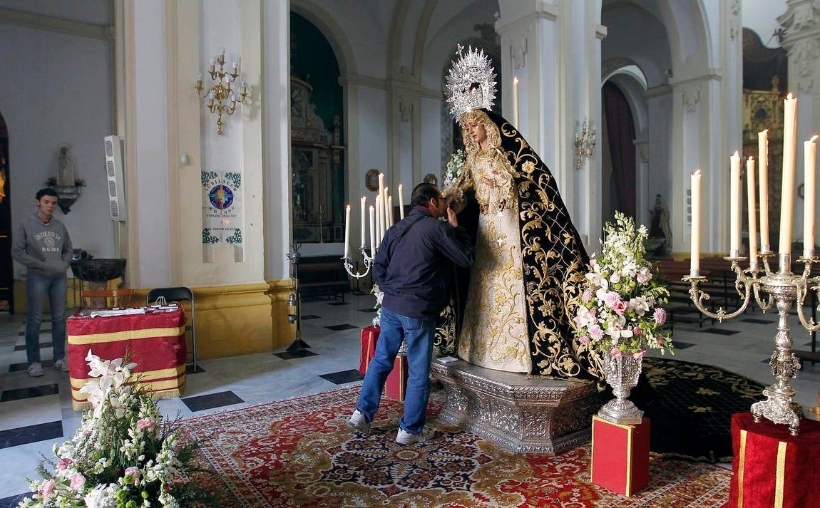 Besamanos de la Virgen de la Caridad en la Iglesia de San Andrés