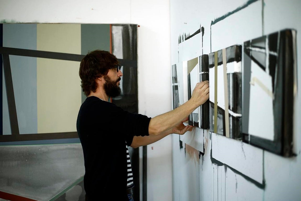 FOD trabaja sobre la pared en una de sus obras. 