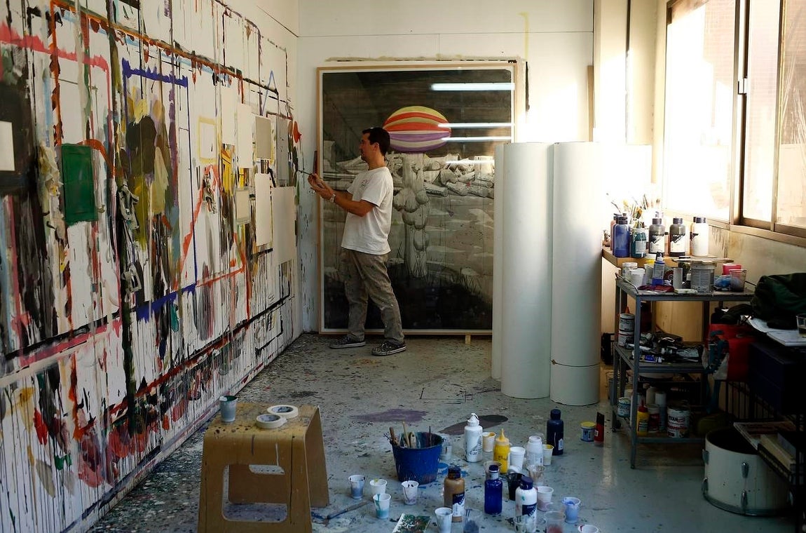 El caos controlado dirige el espacio de Miki Leal. 