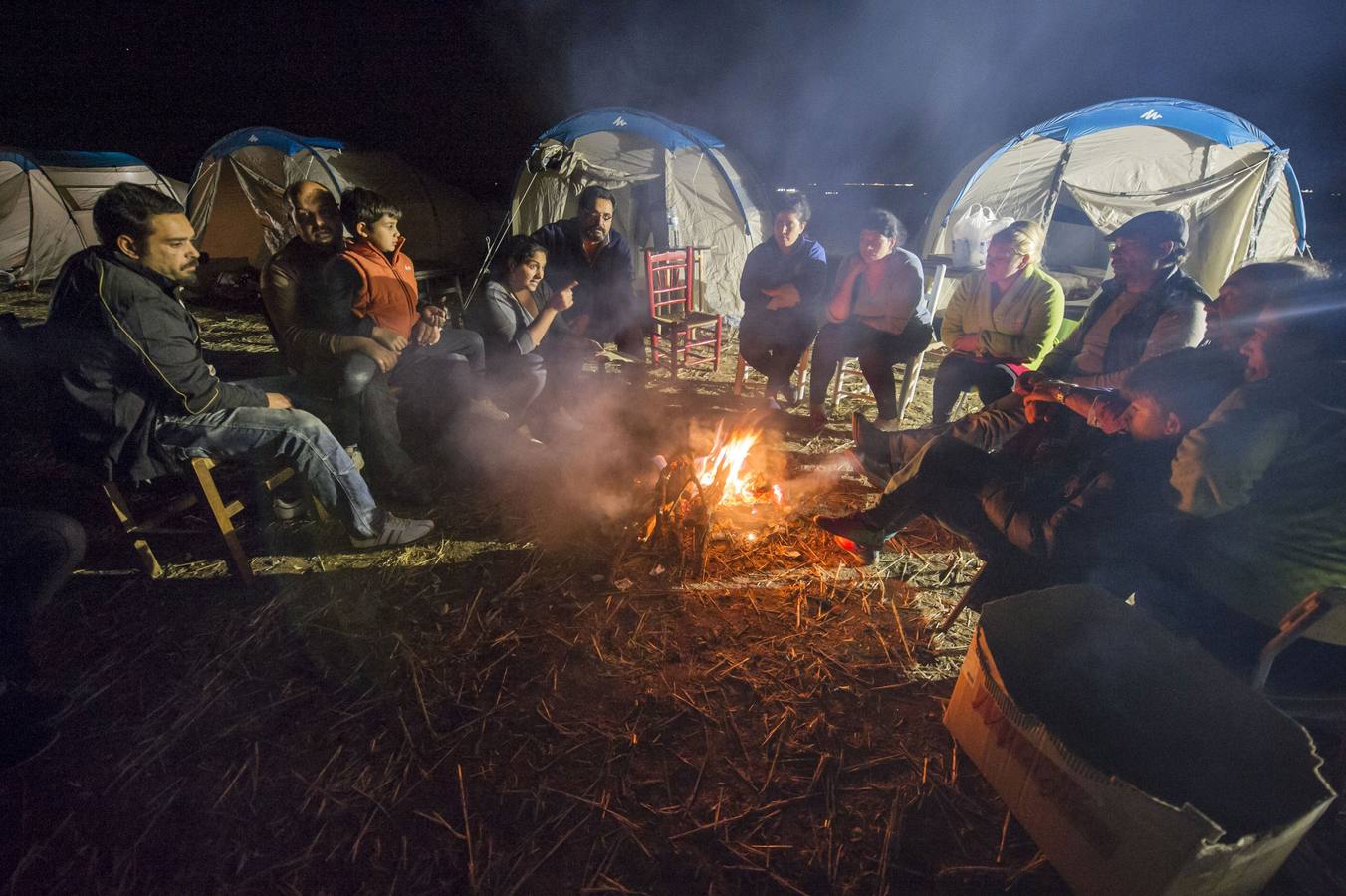 Familias pasando la primera noche en tiendas de campaña. 