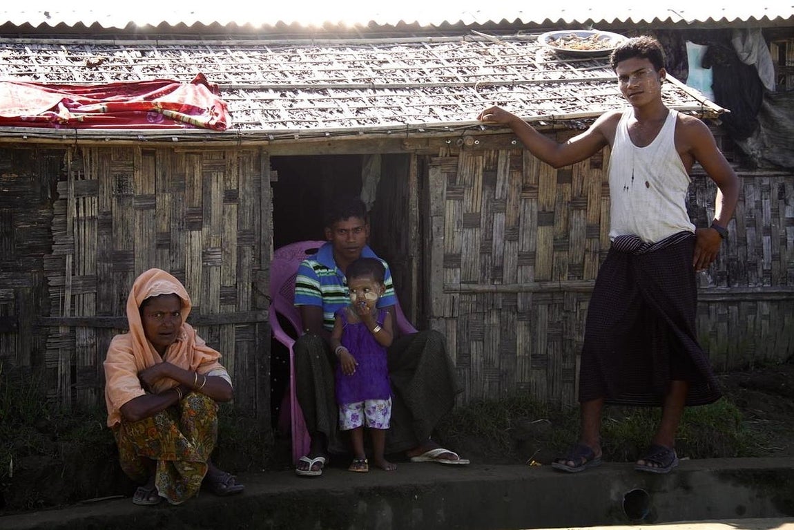 Si están registrados, los refugiados reciben cada mes 12 kilos de arroz, medio de lentejas, un litro de aceite, sal y leche en polvo. 