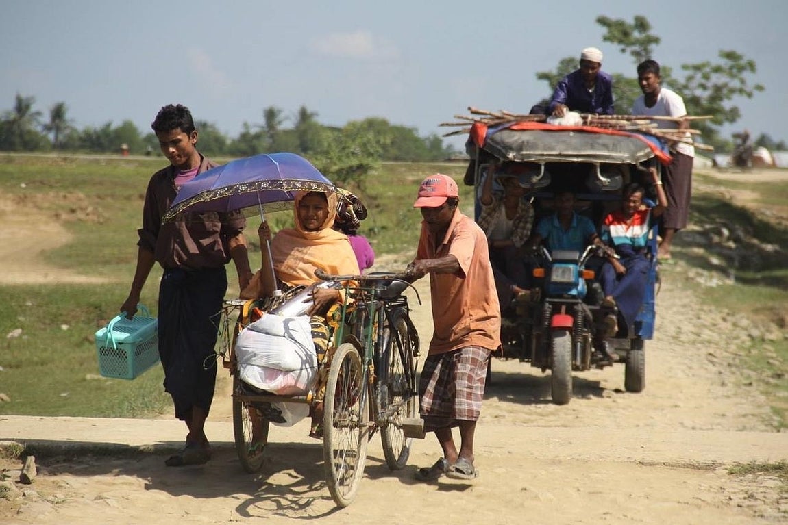 Vigilados por el Ejército, los refugiados no pueden salir de los campos de confinamiento desde hace ya tres años. 