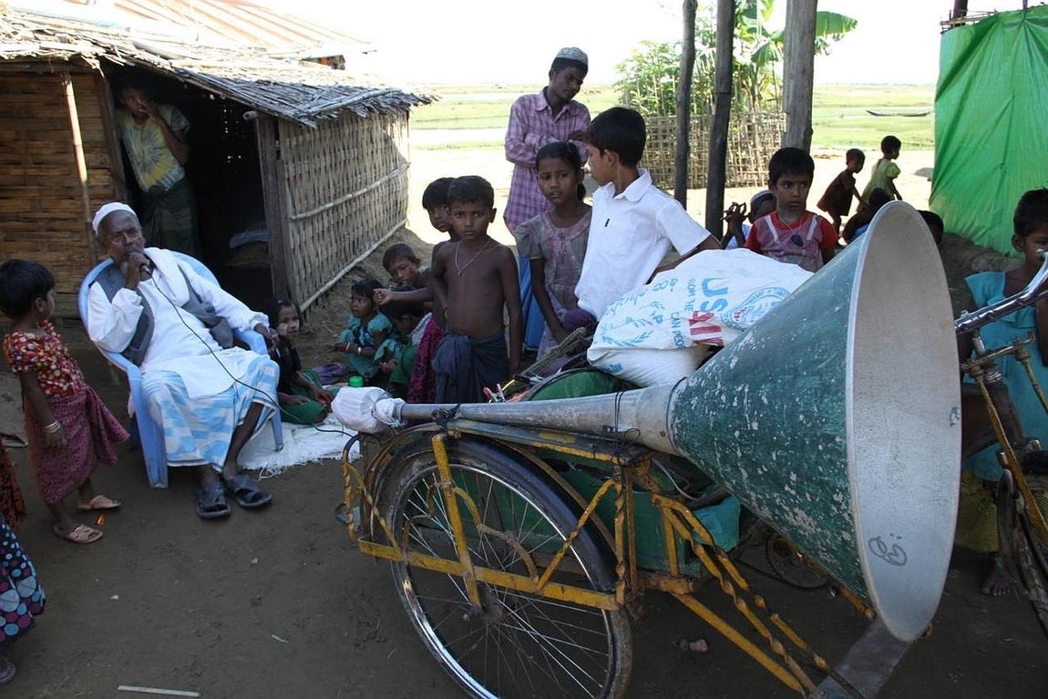 Un imán reza a Alá mientras reparte arroz entre los refugiados. 