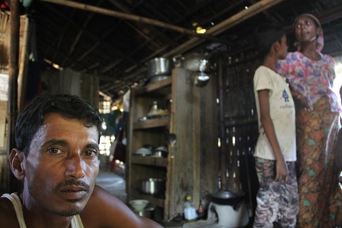 Dos hijos de Abu Kalam emigraron en un barco ilegal y la mafia los secuestró y vendió. 